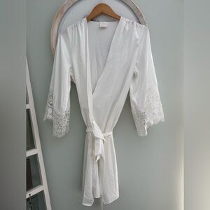 Chic White Lace Sleeve Robe
